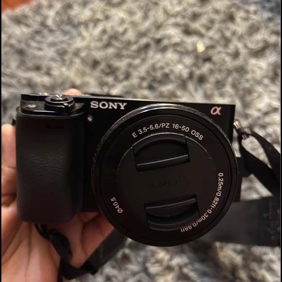 Sony camera + accessories - Picture 3 of 9